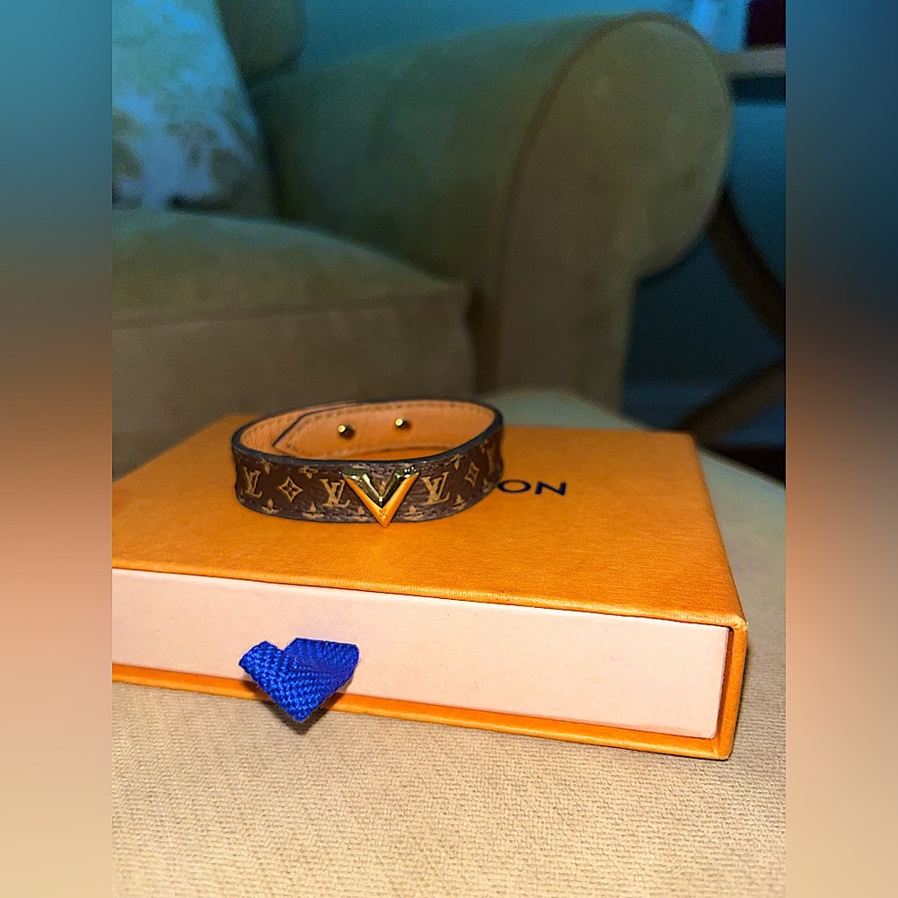 Louis Vuitton Essential V Bracelet